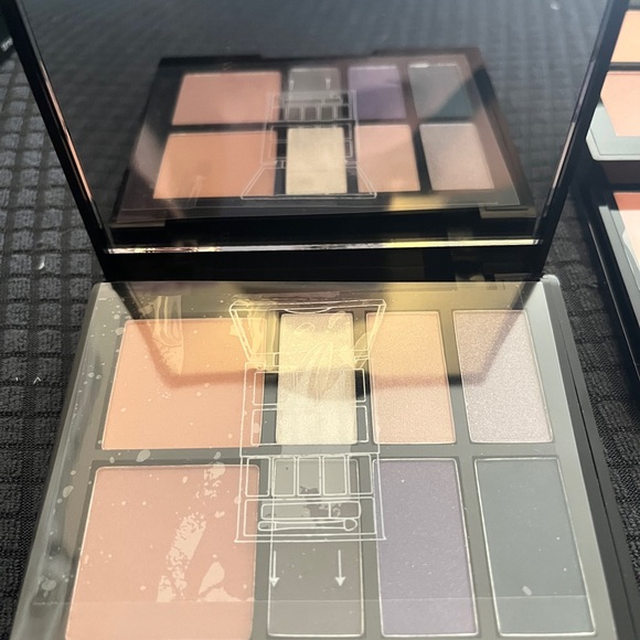 Brand new Quo double face palette.      6 eyeshadows, 2 blush, 5 lip, 2 brushes - Picture 4 of 6